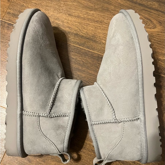 UGG ULTRA MINI. Size women’s 10. Colour is a light grey - Picture 4 of 4